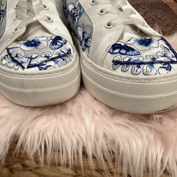 Betsey Johnson Blue and White Floral Sneakers 9M - Picture 3 of 7
